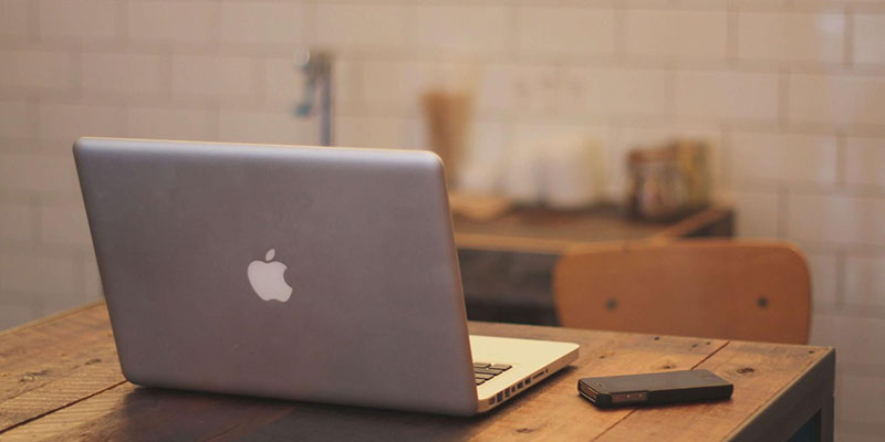 動画を編集するパソコン